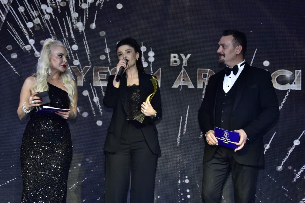 Ünlü sanatçı Esra Öztürk’e ödül