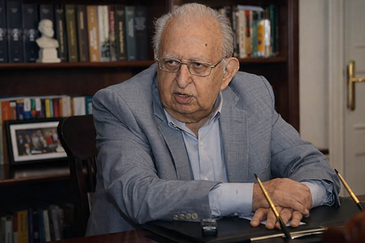 Türk Siyasetinin Acı Kaybı: Hüsamettin Cindoruk 92 Yaşında Vefat Etti